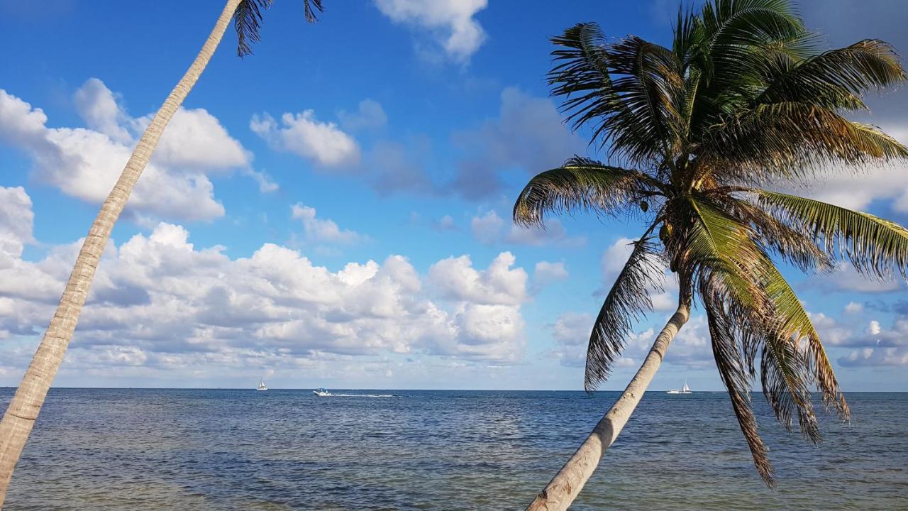 Royal Caribbean Resort San Pedro  Eksteriør bilde